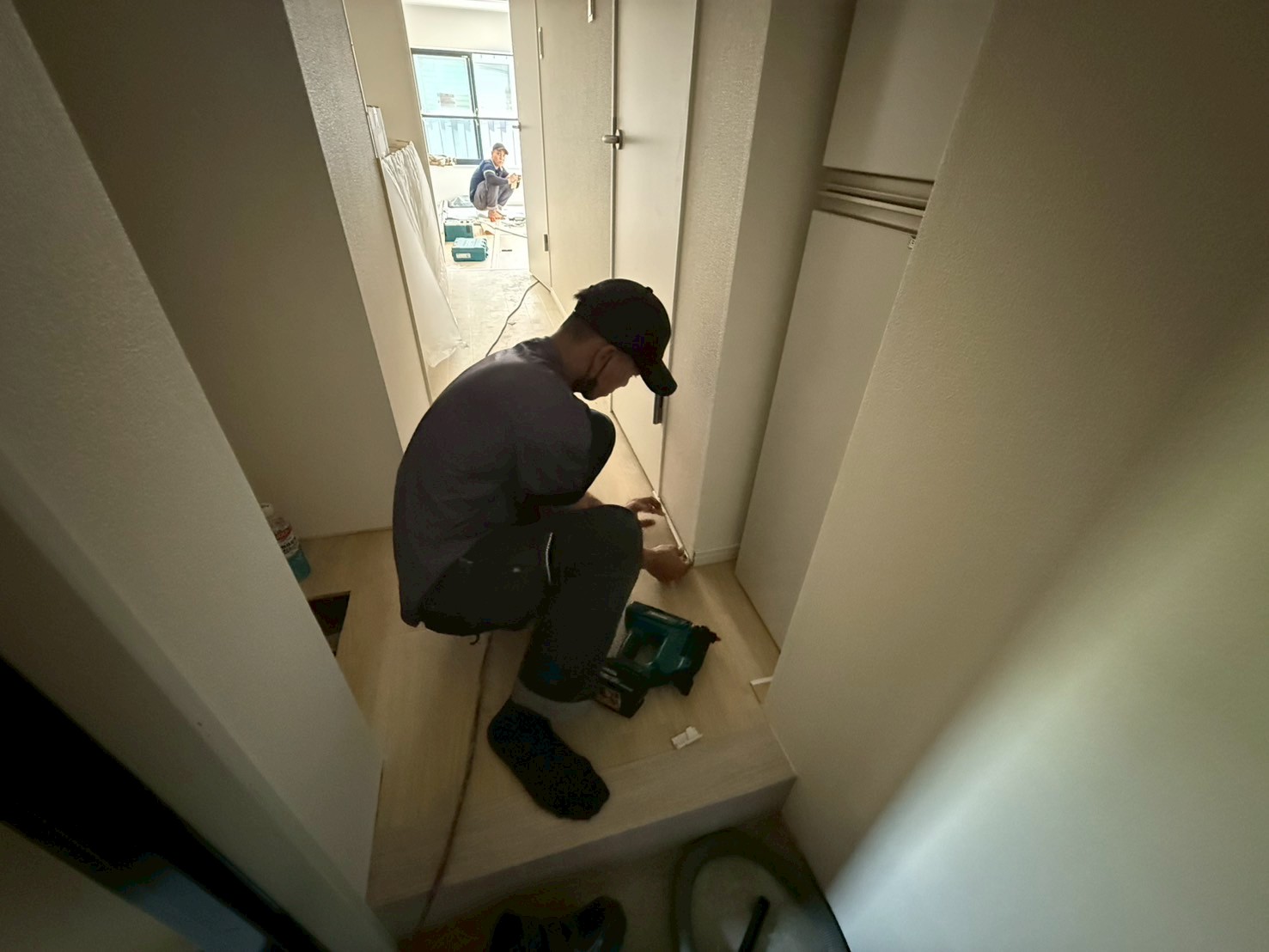 部屋内巾木貼り